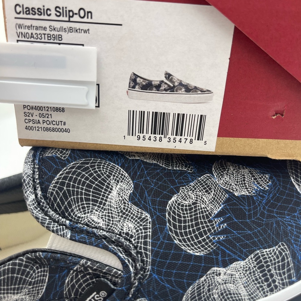 Vans WMNS Vans Women’s Classic Slip-On
(Wireframe Skulls)Blktrwht Sneakers - Picture 2 of 16